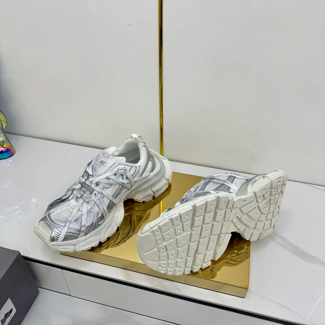 👟👟Ex-factory price 820👟👟 Balenciaga Balenciaga's latest popular 9th generation 3XL Sneaker Spider-Man series, couple's dad shoes, original purchase, development and production. Balenciaga 3XL Sneaker's overall shoe shape draws on the creative ideas of Balenciaga Track and Balenciaga Runner. It is equivalent to removing the outer frame of the Track shoe body while inheriting the streamlined shape and shape of the Runner. Track flat toe, new color matching, the entire shoe body is integrated into the spider binding shoelace design decoration, the exaggerated shape is more prominent. Fabric: original customized imported technical fabric + mesh inner lining: original customized breathable mesh lining. Outsole: original molded 5-layer ultra-light MD combination rubber sole. Bottom thickness: 5CM. Size: 35-45. Original packaging.
